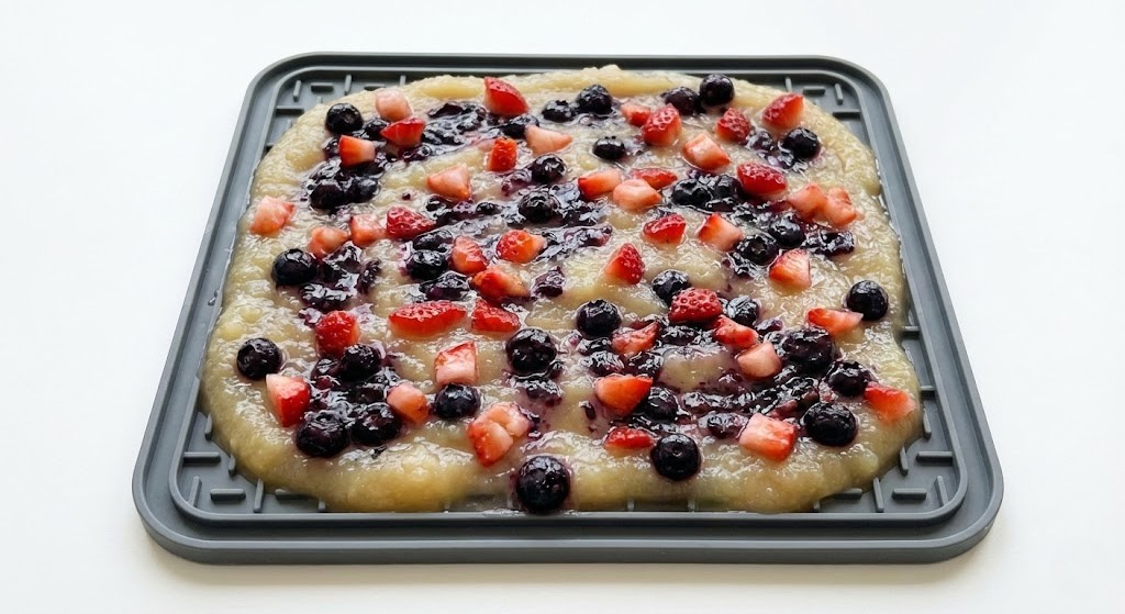 A colorful, low-calorie mix of unsweetened applesauce, blueberries, and strawberries.