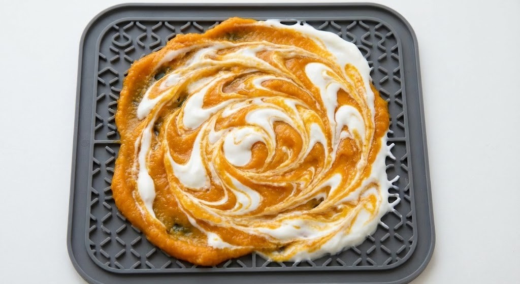 A digestive-friendly swirl of plain pumpkin puree and Greek yogurt.